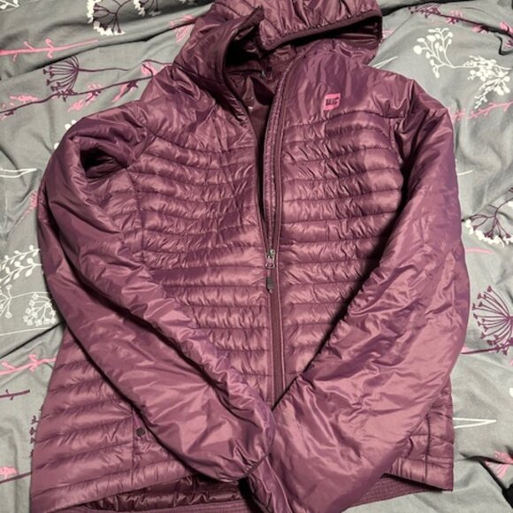 MEC Size large puffy jacket - Picture 1 of 2